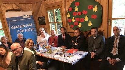 Bild: eig
Staatskanzleichef Florian Herrmann (Dritter von rechts), umgeben von lokalen CSU-Mandatsträgern und -Kandidaten, beim Bürgergespräch im Kreislehrgarten.