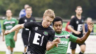 Bild: Hubert Ziegler
Der Ammerthaler Doppeltorschütze Jonas Weigert (links) im Laufduell mit Shawn Hilgert vom Aufsteiger TSV Abtswind.