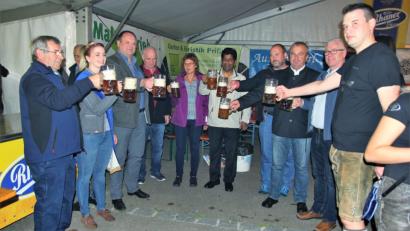 Bild: ral
Nach dem das erste Fass Bier angezapft war, stießen die Ehrengäste auf ein gutes Gelingen der Kirwa an.