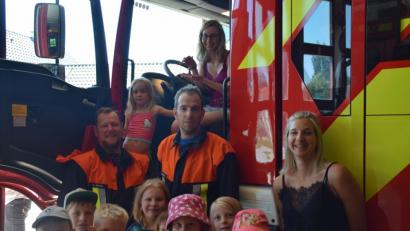 Bild: exb
Die Kinder freuen sich über den Besuch, die großen Feuerwehrmänner über das Geschenk.