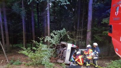 Bild: mde
Der Kleinwagen stieß gegen mehrere Bäume und kippte dann auf die rechte Seite. Die Feuerwehrleute halfen den beiden Personen aus dem Wagen.