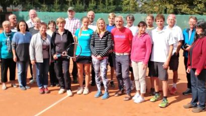 Bild: exb
Bei der Verabschiedung - hier ein Teil der Delegationen - wurden Gastgeschenke überreicht und die Dauer der Partnerschaft betont. Im nächsten Jahr will man in Nymburk ins dritte Jahrzehnt starten.