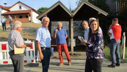 Bild: kkl
Der Bau- und Umweltausschuss Neusorg gibt grünes Licht für den Ersatz des in die Jahre gekommenen Buswartehäuschens Riglasreuth / Weihermühle. Das Gremium entschied sich für den Aufbau aus dem heimischen Werkstoff Holz. Auf dem Foto: Richard Stock, Bürgermeister Peter König, Hans Englmann, Dr. Günther Fütterer, Dieter König (verdeckt), Verwaltungsangestellte Laura Menninger als Schriftführerin und Josef Hösl. Im Hintergrund: Feuerwehrkommandant Albert Thalhammer und sein Kollege.