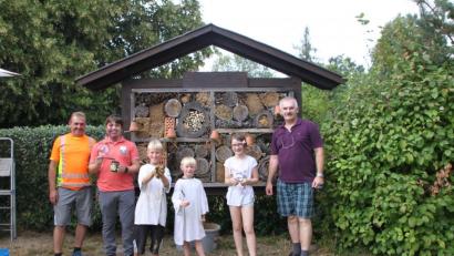 Bild: den
Bauhofleiter Volkmar Sirtl, Jugendbeauftragter Andreas Heinz, die Helfer Johannes Luber, Manuel Jeltsch und Lizzi Roth sowie Bürgermeister Uli Roth vor dem frisch renovierten Insektenhotel am Kirchsteig. .