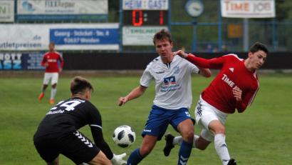 Bild: otr
Der Etzenrichter Christian Ermer (rechts) kann sich gegen die Bad Abbacher Ludwig Räuschl (links) und Calvin Zehtmeier nicht durchsetzen.