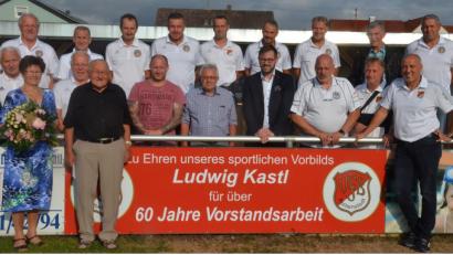 Bild: Kunz
Der Fußballplatz des VfB Rothenstadtd wird nach Ludwig Kastl (Sechster von links) benannt.