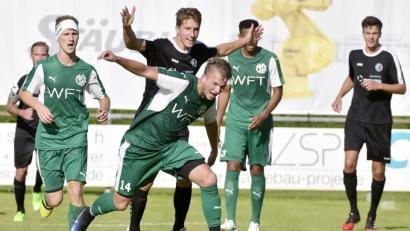 Bild: Archivbild: Ziegler
Kämpfer, Rackerer und seit Samstag auch virtuoser Torschütze: Gebenbachs Mittelfeldspieler Kai Hempel (vorne) verblüffte im Spiel gegen die SpVgg Ansbach mit seinem spektakulären Bogenschuss nicht nur den gegnerischen Schlussmann, sondern auch seinen eigenen Trainer.