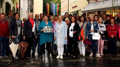 Bild: R. Kreuzer
Schutz vor dem Regen unter dem Oberen Tor. Trotz des Wetters zieht der Marsch durch die Altstadt mit Petra Vorsatz viele Teilnehmer an. Es soll eine Neuaufage geben.