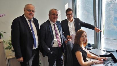 Bild: Bühner
Lucie Valentova berät Klein-und Mittelbetriebe in Technologie- und Förderprogrammfragen. Über ihre Schultern schauen (von links) Bezirkstagsvizepräsident Lothar Höher, Oberbürgermeister Kurt Seggewiß und Wirtschaftsförderer Nicolas Lahovnik