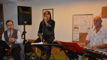 Bild: jr
Marshall Kean, Maximilian Schmid und Wolfgang Charanza (von links) begeisterten am Freitagabend im Cafe des Mehrgenerationenhauses mit „Pop meets Jazz“.