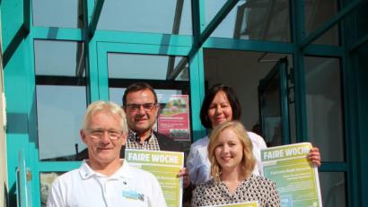 Bild: stg
Die Mitglieder der Fairtrade-Steuerungsgruppe Alfred Kick und Susanne Schiller (vorne) sowie Pfarrer Konrad Amschl und Elke Burger (hinten) machten auf den Fairtrade-Vortrag am 27. September aufmerksam
