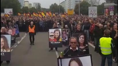 Bild: nt/az
Auf einem Video-Standbild ist zu sehen, dass auf dem „Trauermarsch“ von AfD und Pegida am Samstag in Chemnitz auch ein Plakat mit dem Bild der ermordeten Amberger Studentin Sophia Lösche (vorne rechts) getragen wurde. Screenshot: nt/az; Quelle: Lutz Bachmann/Facebook