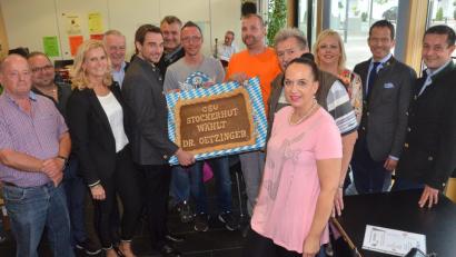 Bild: Kunz
Stephan Oetzinger (Fünfter von links) freute sich über das Brot, das ihm die CSU Stockerhut schenkte. Bild: Kunz