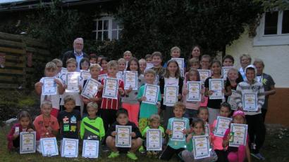 Bild: öt
Mit Begeisterung nahmen die Kinder am Schnupperkegeln des Sportkegelclubs Neusorg im Rahmen des Ferienprogramms teil. Unsere Aufnahme zeigt die erfolgreichen Kegler mit SKC-Vorsitzenden Karl Lenhard (hinten links) und Jugendbeauftragter Alexandra Mark-Sischka (hinten Sechste von rechts) sowie Agnes Legath (hinten Zweite von rechts).