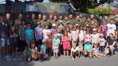 Bild: mmj
Vor "Dingo", dem Allschutz-Transportfahrzeug der Bundeswehr, stellten sich die Kinder mit Norbert Veitenhansl (links), den Angehörigen der Patenkompanie in der Grenzlandkaserne und Bürgermeisterin Birgit Höcherl zum Gruppenbild.