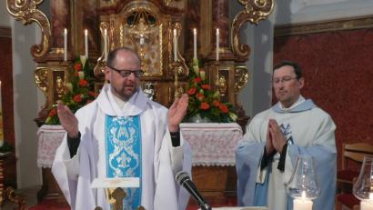 Bild: swo
Pfarrer Martin Schöpf (links) kommt gerne jedes Jahr zurück in seine Primizkirche, um mit den Wallfahrern Gottesdienst zu feiern. Besonders gerne auch mit seinem Kurskollegen Pfarrvikar Christian Preitschaft (rechts): Die beiden empfingen vor neun Jahren gemeinsam die Priesterweihe.