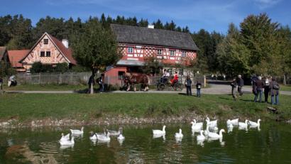 Bild: Götz
Die vielen Aktionstage ziehen stets zahlreiche Besucher - nicht nur aus der Region - ins Freilandmuseum Neusath-Perschen.