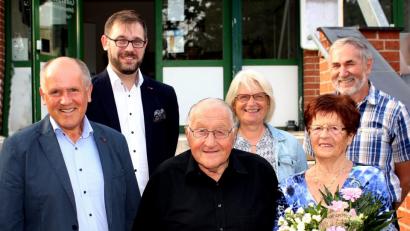 Bild: R. Kreuzer
Vorne das Geburtstagskind mit Ehefrau Else, links Bürgermeister Michael Bauer aus Pirk, dahinter Vorsitzender des VfB Markus Bäumler, daneben Angelika und Alois Meindl vom Obst- und Gartenbauverein.