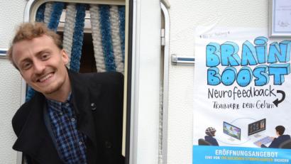 Bild: Thomas Kosarew
Christian Michael Gnerlich fällt selbst gerne aus dem Rahmen, wenn es darum geht, Kindern und Jugendlichen mit ADHS-Diagnose zu helfen. Das Info-Mobil des 23 Jahre alten Ambergers steht an diesem Dienstag noch auf dem Marktplatz.