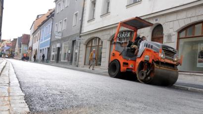 Bild: Stephan Huber
Mit der Asphaltierung ist die erste Bauphase (seit Mai) im vorderen Bereich der Unteren Nabburger Straße abgeschlossen. Der zweite Abschnitt an der Kreuzung mit Münzgäßchen und Paulanergasse hat jetzt Auswirkungen bis in die Fußgängerzone.