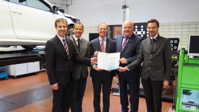 Bild: Bühner
Einen Förderbescheid über 138 000 Euro für das Überbetriebliche Ausbildungszentrum in Weiden übergibt der Parlamentarische Staatssekretär aus dem Bundesbildungs- und Forschungsministerium Thomas Rachel (Dritter von links). Mit dabei (von links) der stellvertetende HWK-Hauptgeschäftsführer Hans Schmidt, Bundestagsabgeordneter Albert Rupprecht, HWK-Vizepräsident Albert Vetterl und CSU-Landtagskandidat Stephan Oetzinger.