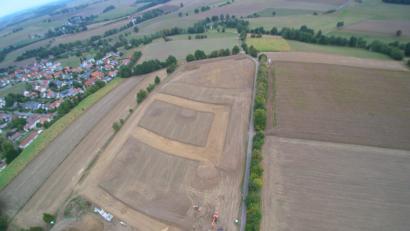 Bild: fla
Die Erschließungsarbeiten sind in vollem Gange, das Neubaugebiet "Hirmersbühl" nimmt Formen an.