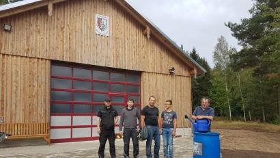 Bild: exb
Mit Pflaster- und Begrünungsarbeiten vor der Feuerwehrhalle sind derzeit die Heinersreuther Brandschützer beschäftigt.