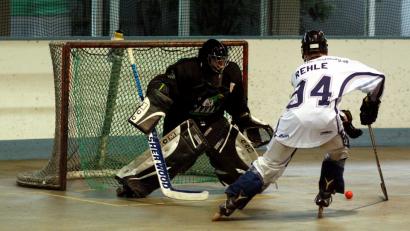 Bild: R. Kreuzer
Augsburgs Marcel Rehle (rechts) tauchte allein vor Patrick Merz auf Der Pleysteiner Goalie musste gleich 17 Mal hinter sich greifen.