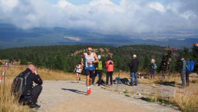 Bild: exb
Maximilian Zeus im Trikot der LG Telis-Finanz Regensburg kurz vor dem Ziel am Gipfel des Brocken.