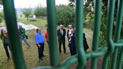 Bild: Bild: Hartl
Blick durch ein Feld Original-WAA-Bauzaun, das das Tempelmuseum erst kürzlich online ersteigert hat (mittlere Facette von links): der Landtagsabgeordnete der Grünen Jürgen Mistol, Ambergs Stimmkreiskandidat Klaus Ebenburger und Wilhelm Koch, unermüdlicher Kämpfer für einen Tempelbau bei Etsdorf.