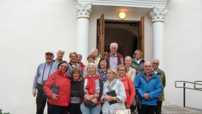 Bild: gz
Pfarrer Erwin Bauer (links) und die Reisegruppe aus den Landkreisen Neustadt und Schwandorf sind von den baltischen Staaten beeindruckt.