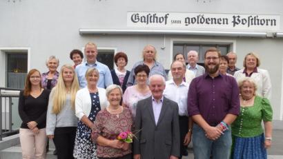 Bild: bk
Mit 80 Jahren kennt die Jubilarin keine Langeweile: Agnes Fischer mit Mann, Familie und Verwandten.