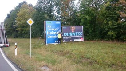 Bild: Alois Frank
Von wegen „Fairness“: Schon am Freitag – und damit zwei Tage zu früh – stellten Helferan der Süd-Ost-Tangente Wahlkampf-Großplakate auf. Der ehemalige FW-Kreischef Alois Frank liefert die „Beweisfotos“.
