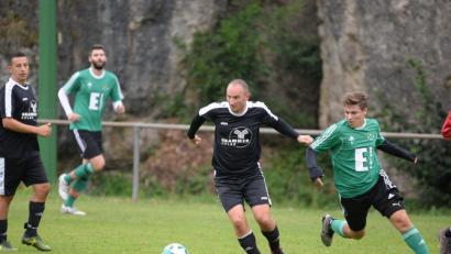 Bild: brü
Markus Hoffmann (Mitte) verlor mit dem ESV Amberg bei der Reserve der DJK Ammerthal, hier gegen Johannes Luber, mit 0:2.