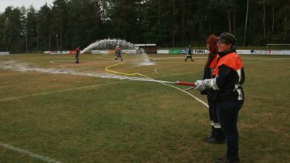 Bild: wro
An Wasser, das aus den nahen Waldseen gepumpt wird, mangelt es bei der gut einstündigen technischen Hilfeleistung der Feuerwehr Schönhaid-Leugas nicht.