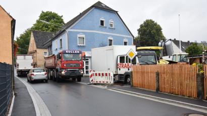 Bild: ui
Am Montag war es zunächst eng in der Neustädter Straße, dann ist die Straße wegen der Bauarbeiten komplett dicht. Wenn alles nach Plan geht, sollten die Fräs- und Asphaltarbeiten auch in einigen angrenzenden Straßen am Mittwoch beendet werden.