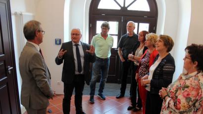 Bild: stg
Staatssekretärin Rita Hagl-Kehl (ganz in rot) besucht auf Einladung von SPD-Landtagskandidatin Jutta Deiml (Vierte von rechts) das ZBFS in Kemnath.