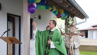 Bild: jma
Kirchlicher Segen durch Pfarrer Prof. Dr. Hans-Georg Gradl.