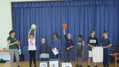 Bild: jzk
In der letzten Woche des Ferienprogramms von Learning Campus zeigen die Kinder und Jugendlichen, was sie in den vergangenen Tagen und Wochen gelernt haben (hier im Bild die Siegerehrung bei der Bewegungsgruppe „Move you“).