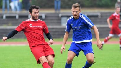 Bild: btg
Michael Pinter (links) und die SpVgg Vohenstrauß II behielten im Derby gegen den SV Altenstadt/Voh. (im Bild Maximilian Eckl) knapp mit 1:0 die Oberhand.