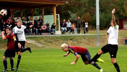 Bild: R. Kreuzer
Haidenaabs Tobias Eigler (Zweiter von rechts) fliegt seinem Kapitänskollegen Christopher Gradl (rechts) weg und wuchtet die Kugel per Kopf auf das Eschenbacher Gehäuse.