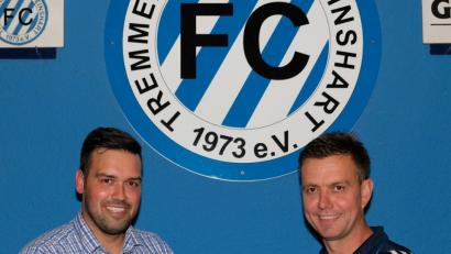 Bild: do
Im Namen der Dorfgemeinschaft überreichte Roland Hörl (rechts) an den neuen FC-Vorsitzenden Bastian Dötsch eine Geldspende in Höhe von 1000 Euro.