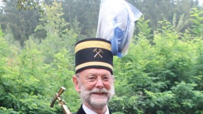 Bild: Hirsch
Andreas Pförtsch ließ sich heuer erstmals in die Wanderung einbinden und streifte als Berggeist durch die Gegend.