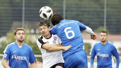 Bild: Hubert Ziegler
SV Raigering II - SG SF Ursulapoppenricht I / DJK Gebenbach III 2:4 (2:3)

Sason: 2018719, 7. Spieltag

Ein Kopfballduell zwischen dem Raigeringer Spielertrainer Michael Sommerer (rechts) und Torschütze David Körmer (Mitte) von der SG Upo, beobachtet vom Raigeringer Torschützen Benjamin Schertl (links) und Oliver Zweck (rechts hinten)

Bild: Ziegler