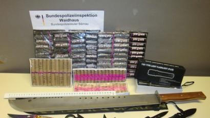 Bild: Bundespolizeiinspektion Waidhaus
Ein junger Waffennarr aus Hessen hatte dieses Arsenal im Gepäck.