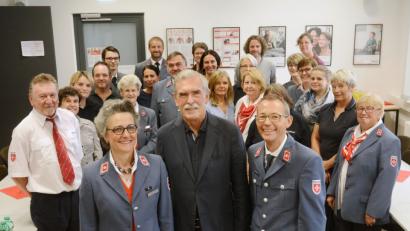 Bild: gsb
Die Malteser verabschieden ihren Kollegen Falk Knies (vorne Mitte). Diözesansleiterin Adelheid Freifrau von Gemmingen-Hornberg (vorne links) und Diözesansbeauftragter Dr. Frank Becker (vorne rechts) bedanken sich bei ihm für sechs Jahre Engagement.