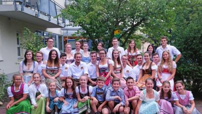 Bild: twi
Die Kirwapaare nach ihrem Auftritt im Seniorenheim am Sand, vorne die "Kirwakids", hinten links der Vorsitzende des Kirwavereins Max Geitner