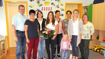 Bild: boj
Die neue Leiterin Christina Zwack (Vierte von links) freute sich über den Empfang mit Bürgermeister Martin Prey (von links), stellvertretender Leiterin Stefanie Gradl, Kinderpflegerin Stephanie Hösl, Kinderpflegerin Tanja Löffelmann, Sachbearbeiterin Anja Ried, Kinderpflegerin Patricia Lohrer und der neuen Raumpflegerin Gerlinde Fleischmann.