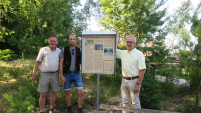 Bild: Gemeinde Ursensollen/exb
Tobias Fehlner (Zweiter von links) mit Heimatpfleger Josef Schmaußer und Bürgermeister Franz Mädler neben der Infotafel bei der Fehlner-Kapelle.