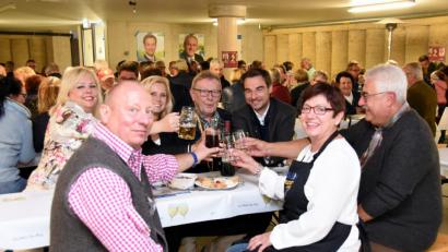 Bild: bgm
Schatzmeister Hans Schreyegg (Mitte) hat die Weine ausgesucht, die die Neustädter CSU um (vorne, von links) Thomas Spörl, Marianne Lebegern und Rupert Troppmann bei ihrem Weinfest anbietet. Auch Dagmar Nachtigall (zweite Reihe von links) und Andrea Lang statten den Neustädtern einen Besuch ab.